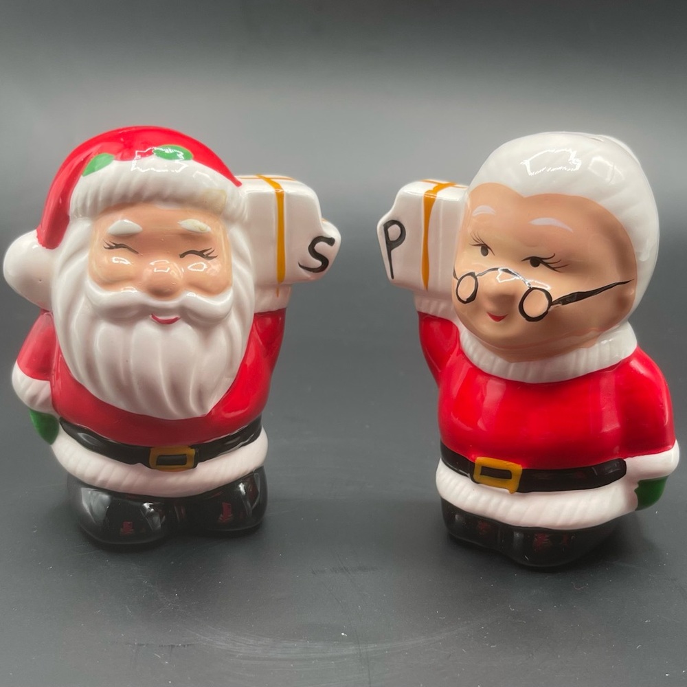 Vintage Santa And Mrs Clause  Salt & Pepper Shaker Set Christmas With Box Decor